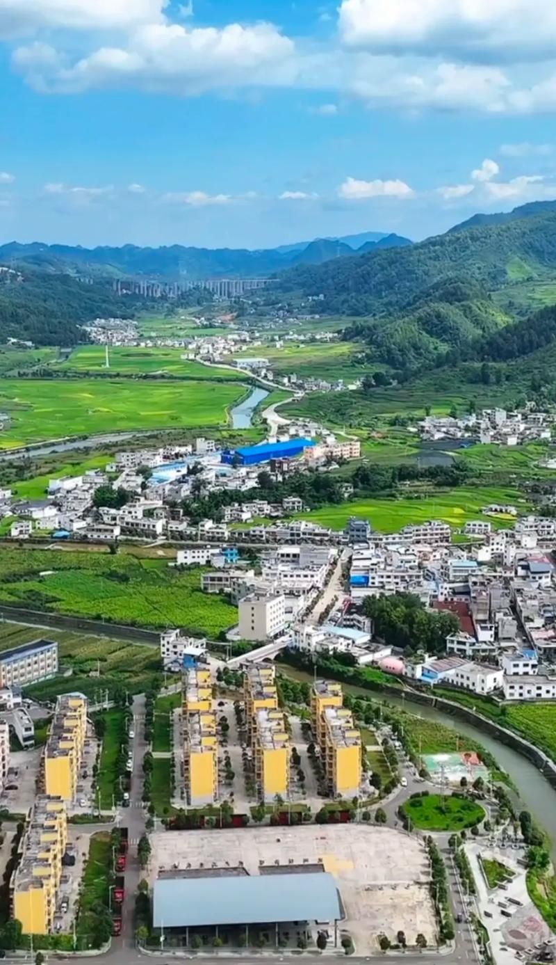【专家:贵州黔南布依族苗族自治州每年或现多个感染高峰_黔南布依族苗族自治州常住人口数】